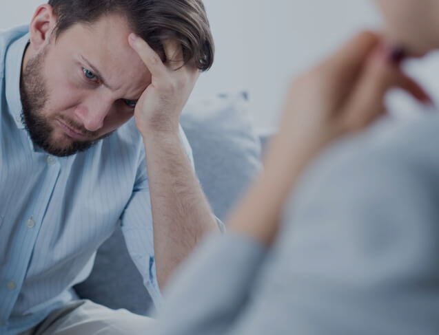 мужчина держится за голову